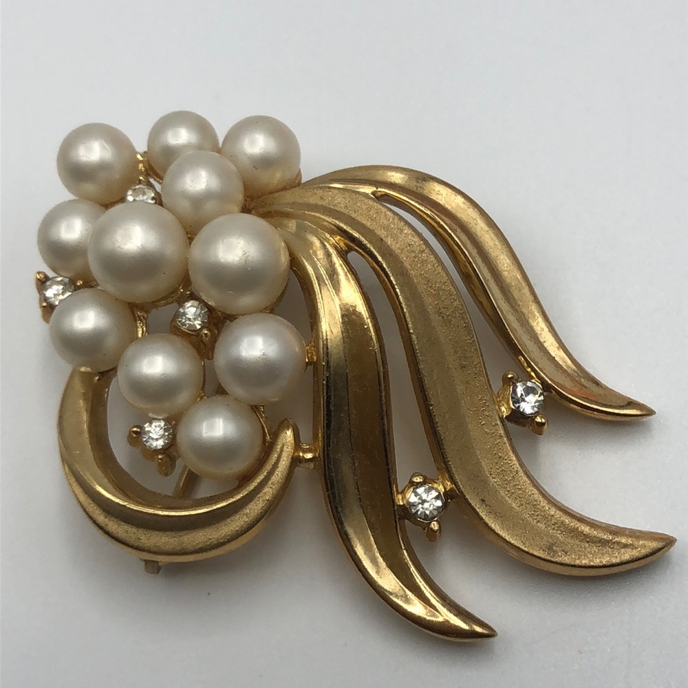 ViTG  TRIFARI Gold Tone Faux Pearl Floral Leaf Brooch/Pin Eye-catching  Retro